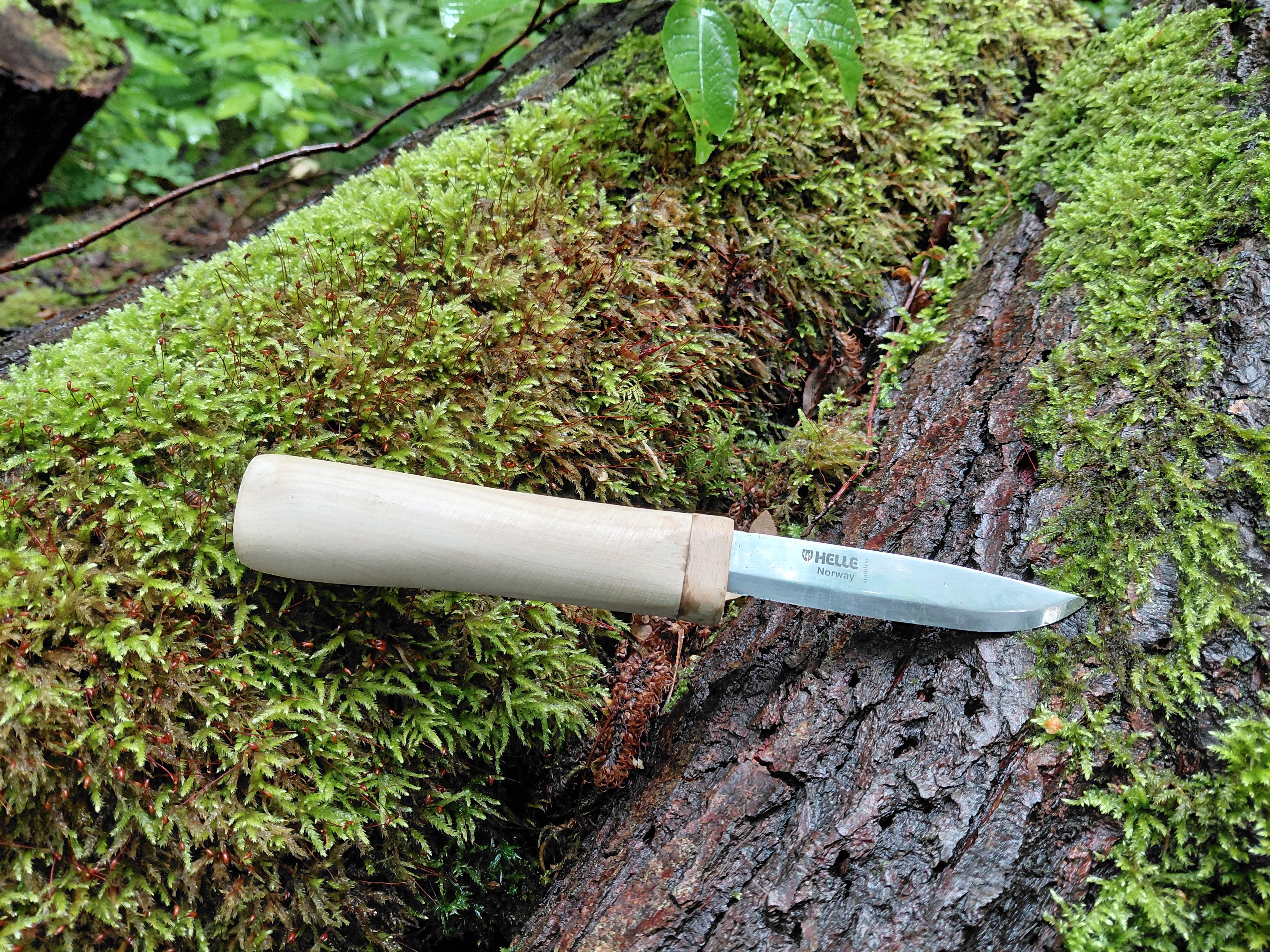 Håndlavet kniv med ægte Helle-klinge – rå, nordisk kraft!