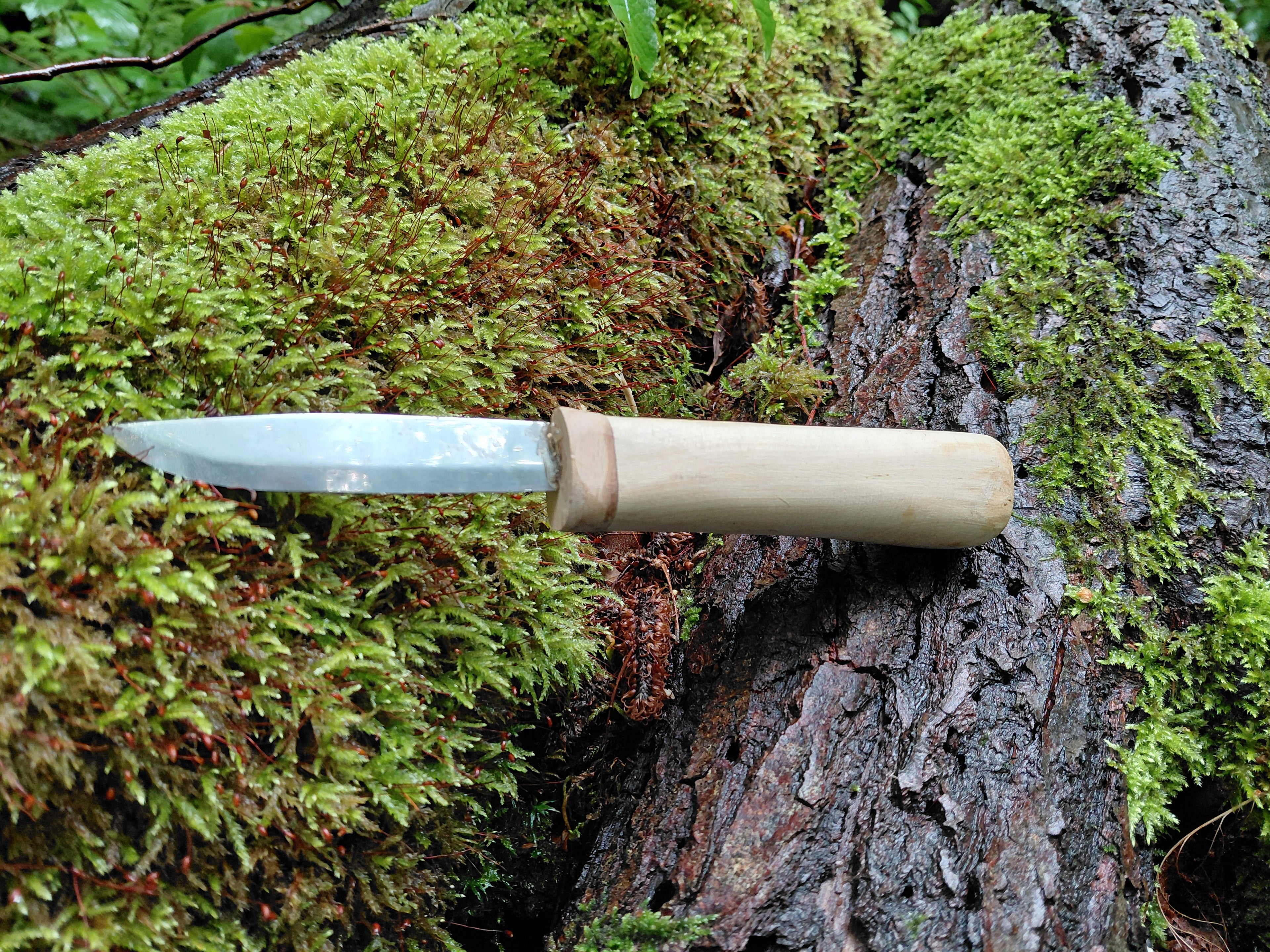 Håndlavet kniv med ægte Helle-klinge – rå, nordisk kraft!