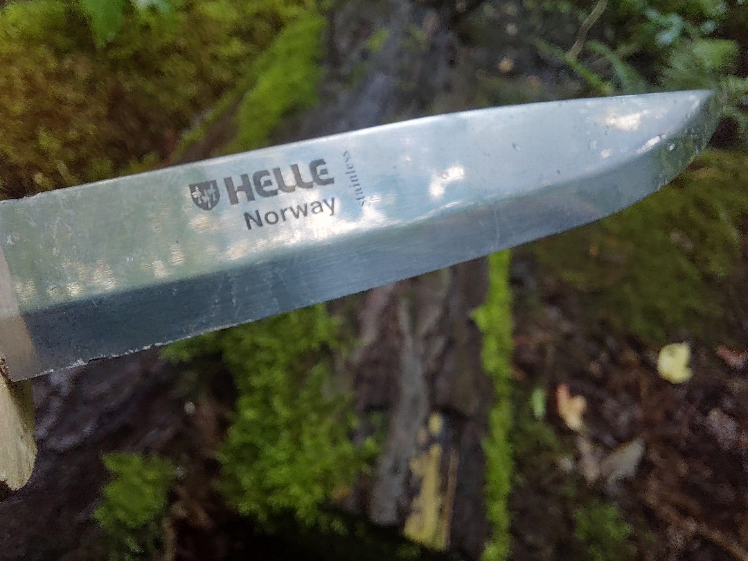 Håndlavet kniv med ægte Helle-klinge – rå, nordisk kraft!