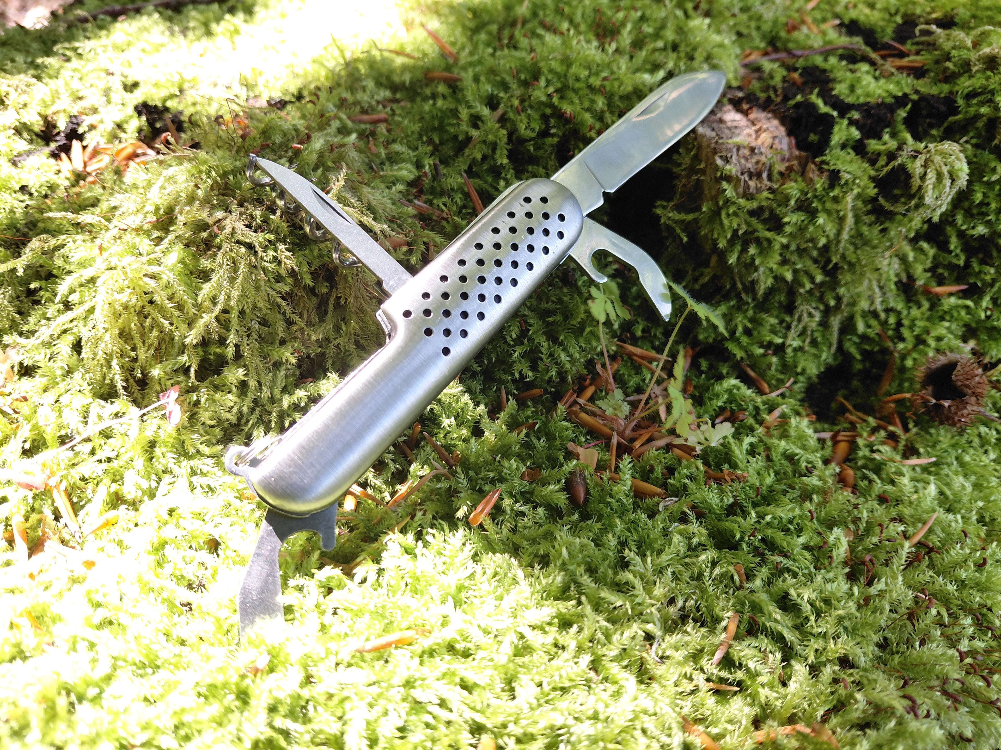 Rustfri multikniv med greb i perforeret stål 5 funktioner