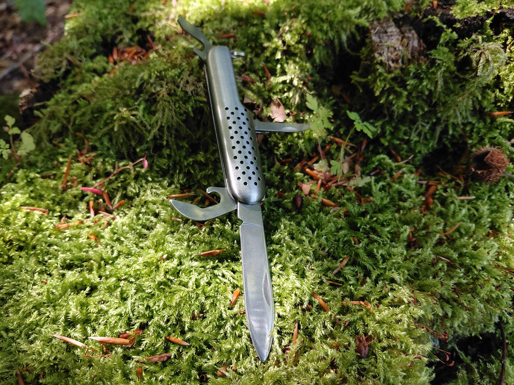 Rustfri multikniv med greb i perforeret stål 5 funktioner