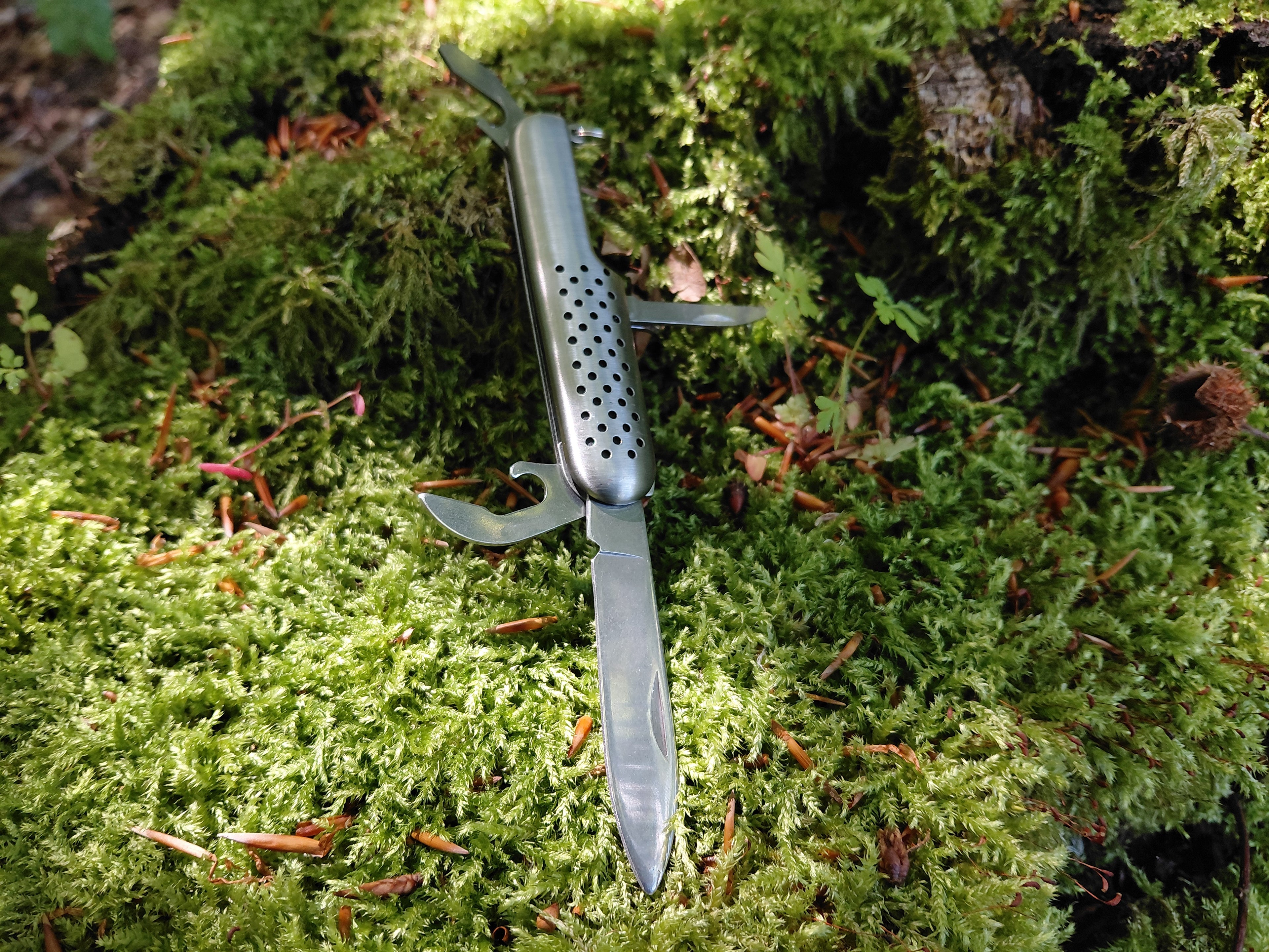 Rustfri multikniv med greb i perforeret stål 5 funktioner