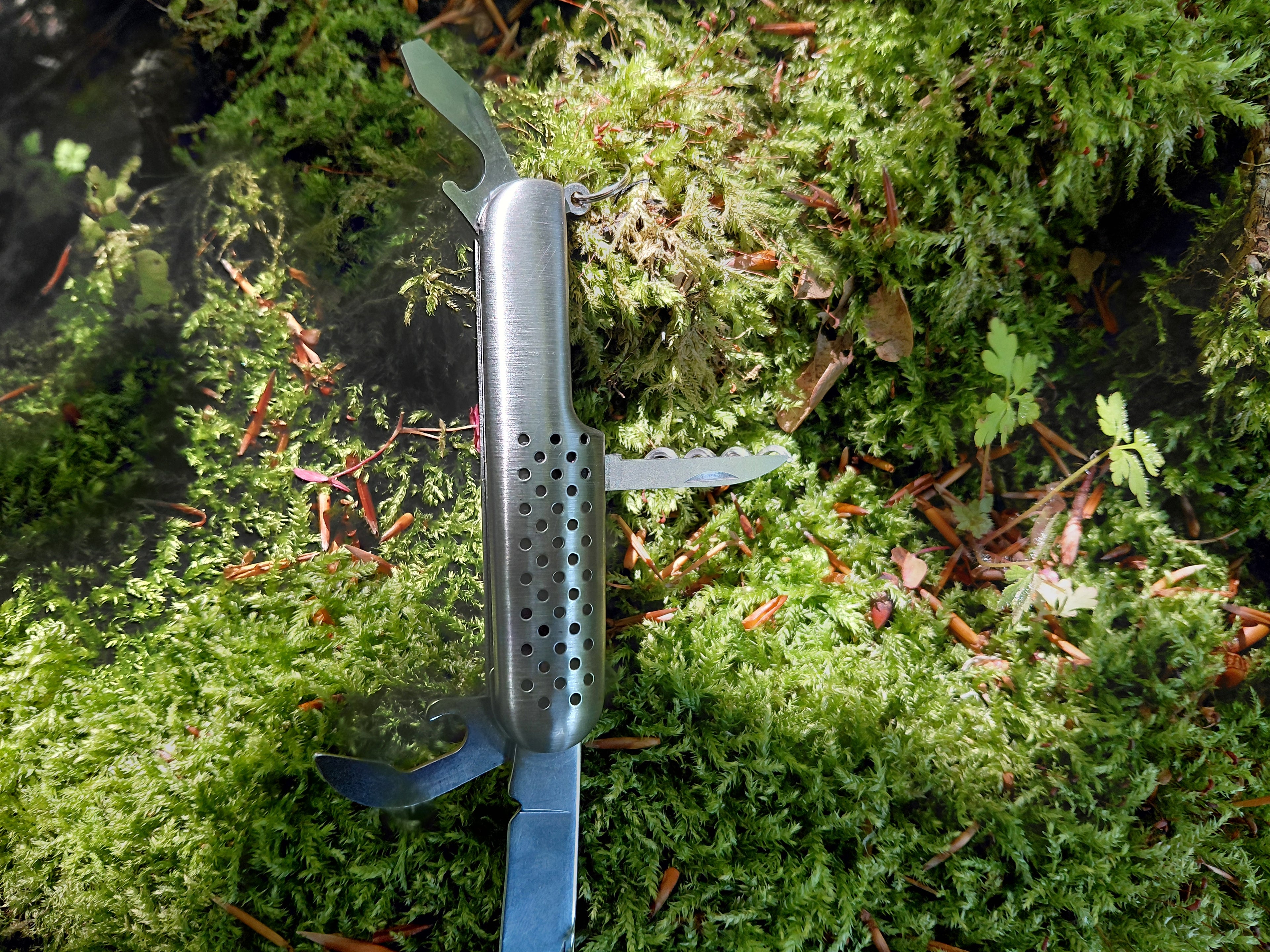 Rustfri multikniv med greb i perforeret stål 5 funktioner