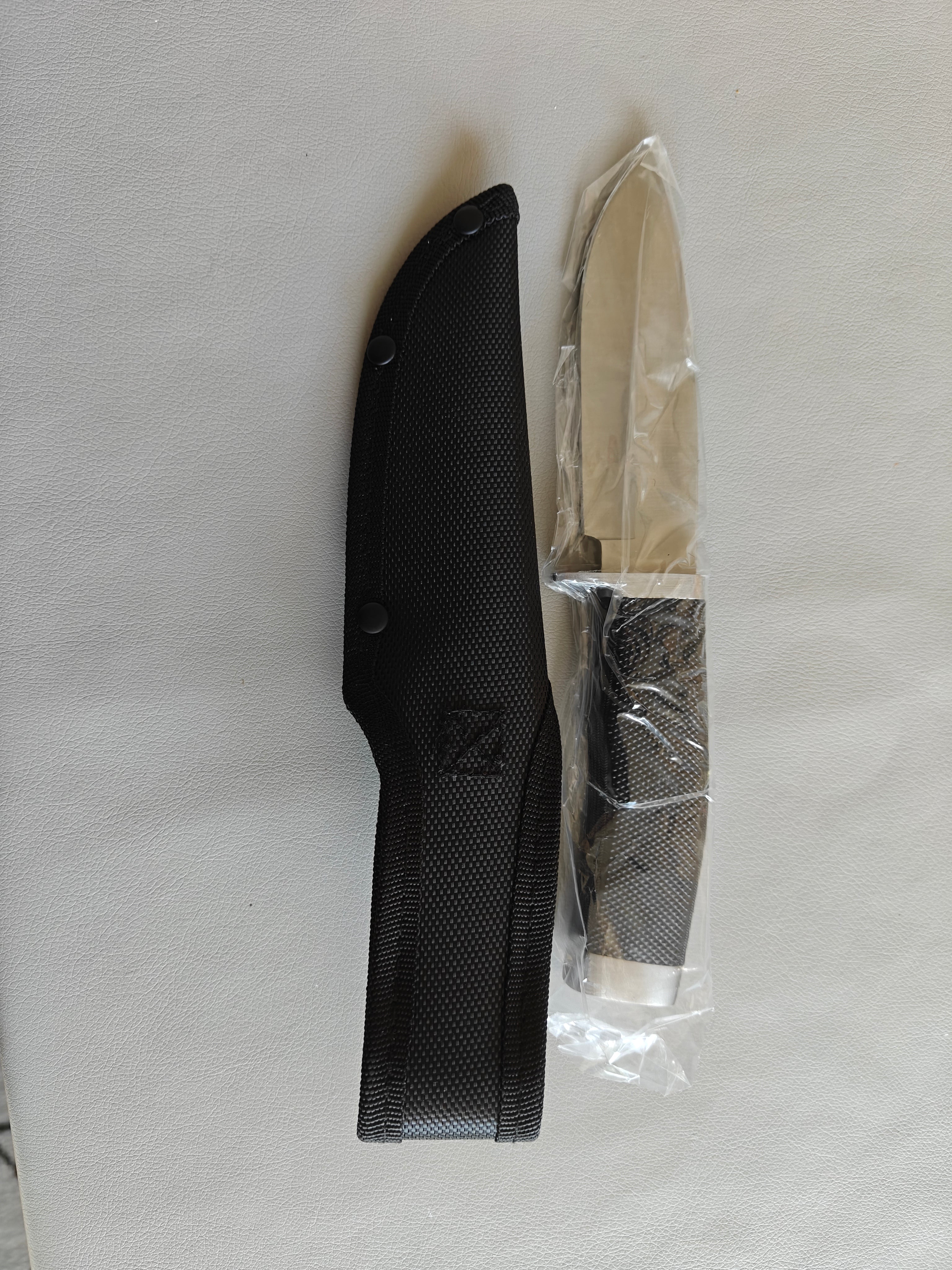 Brokared Jagtkniv m. Gummiskaft.