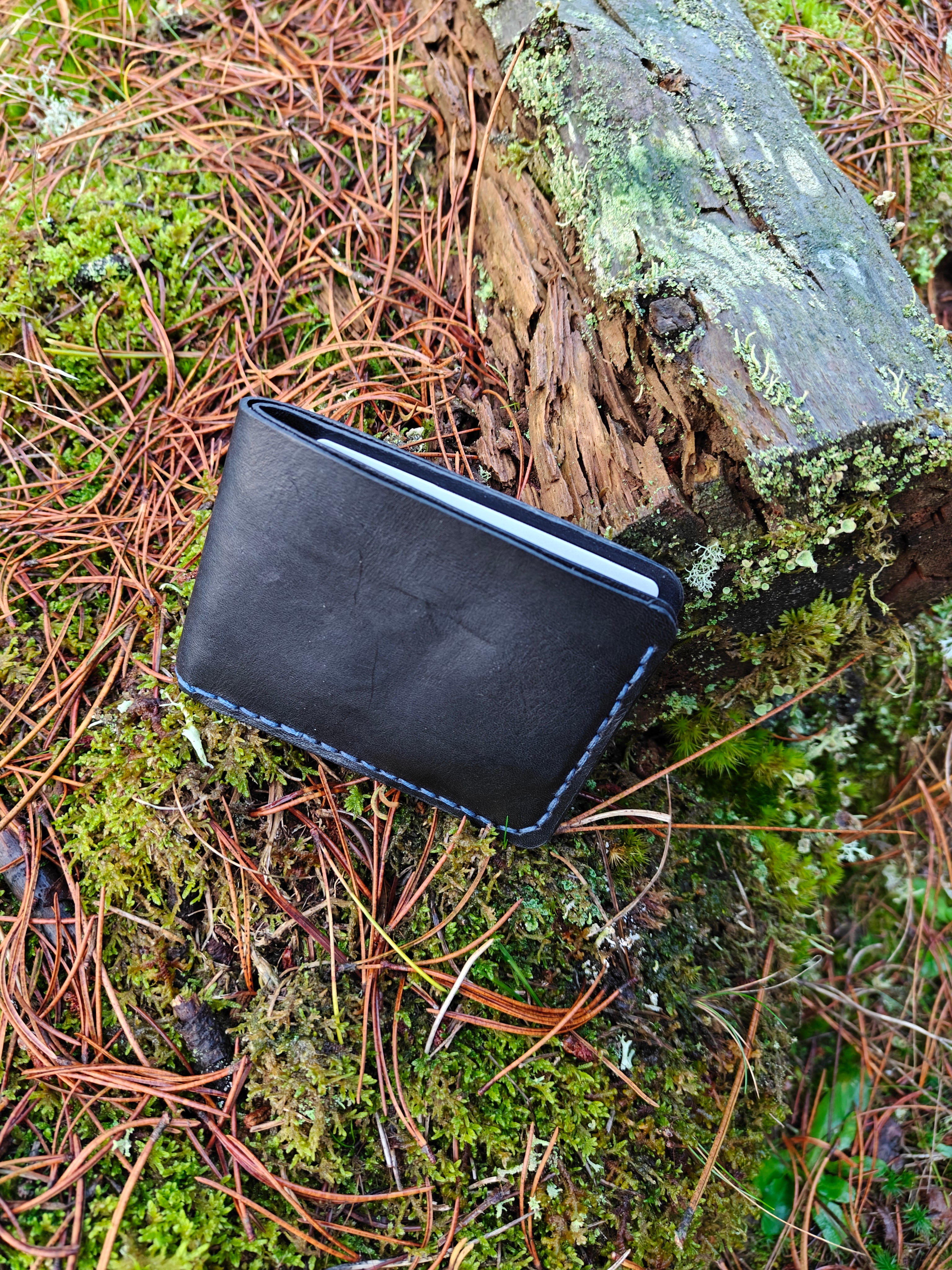 Håndlavet læderpung – kompakt og funktionel.