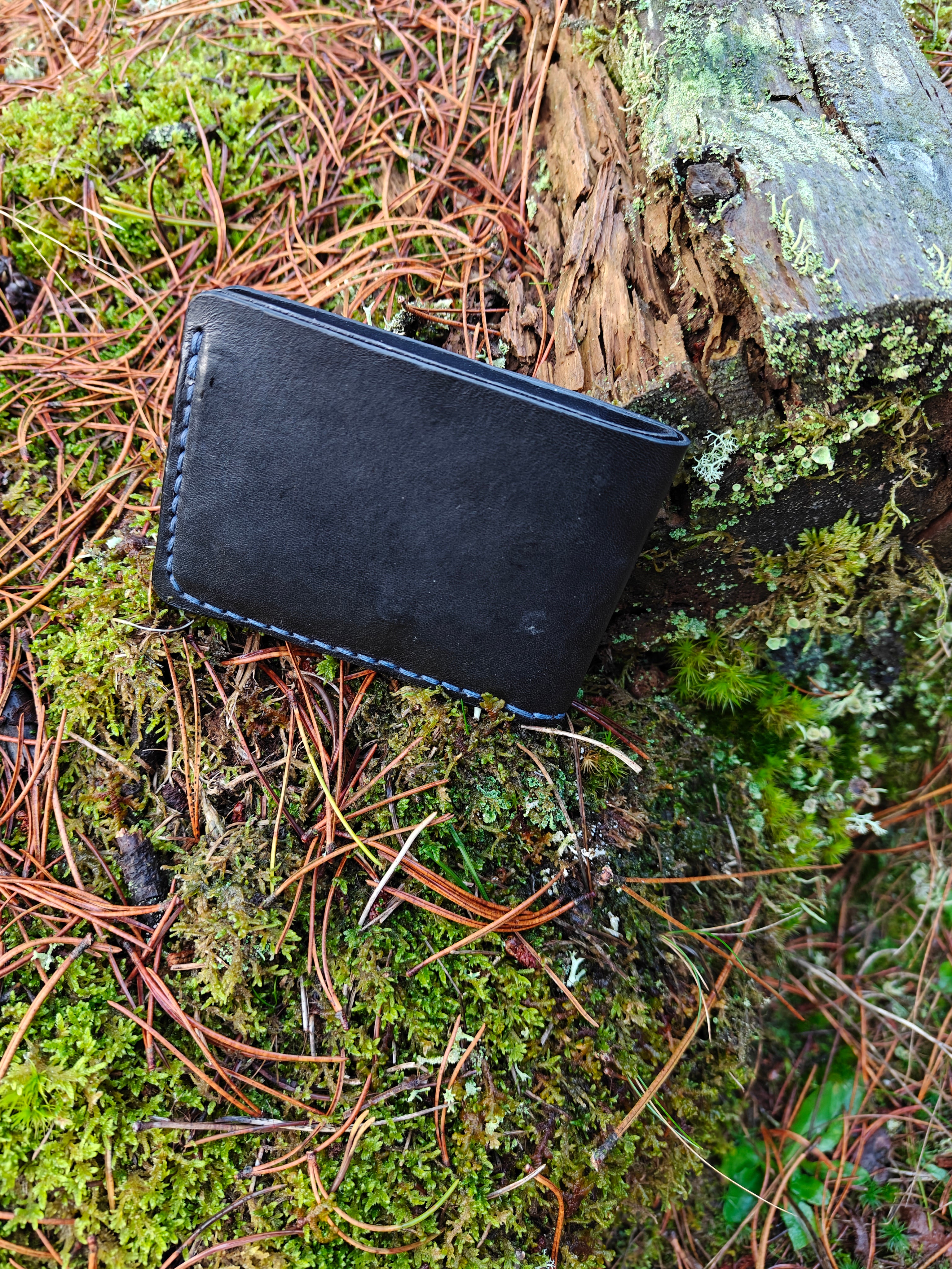 Håndlavet læderpung – kompakt og funktionel.