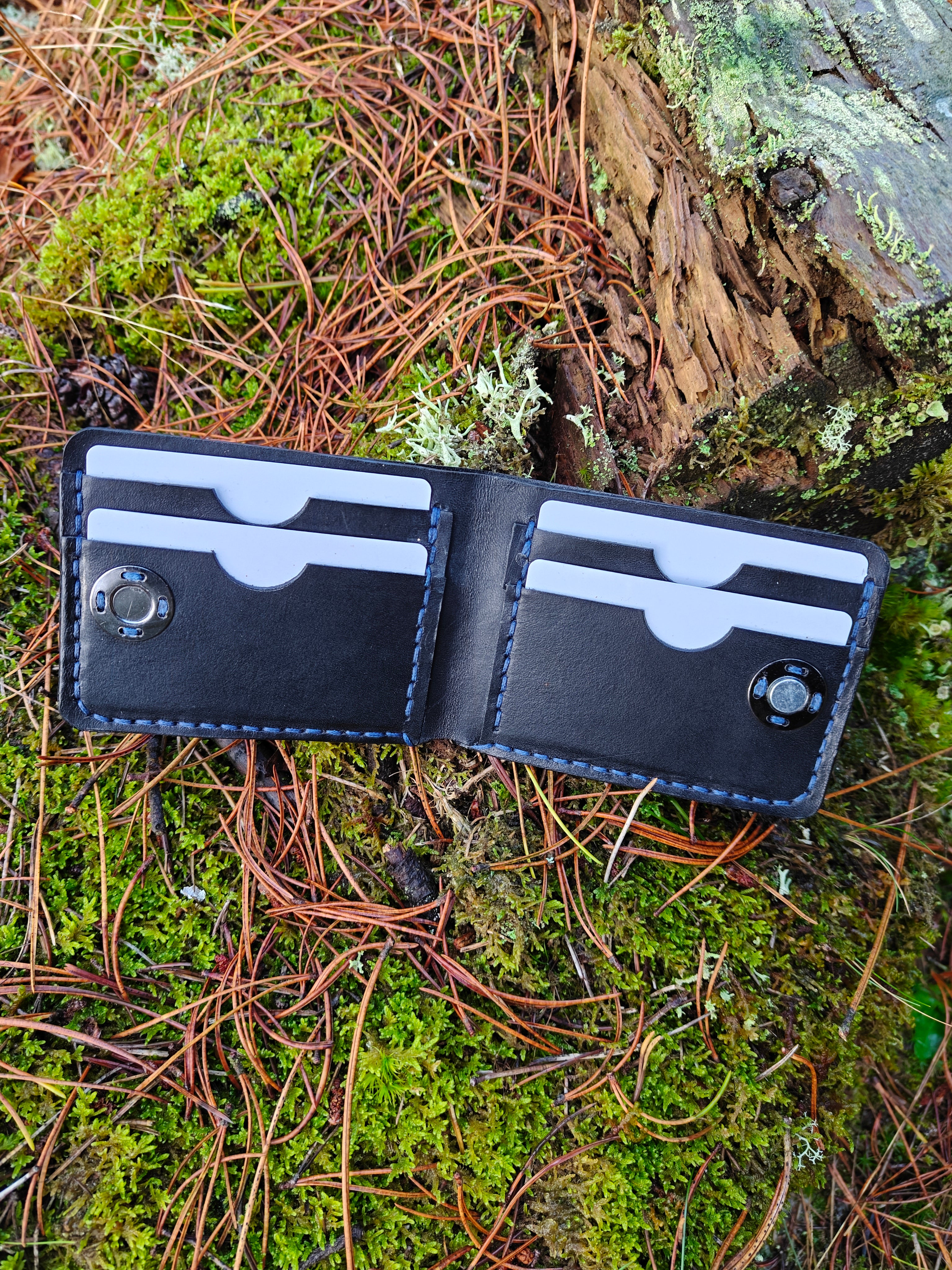 Håndlavet læderpung – kompakt og funktionel.