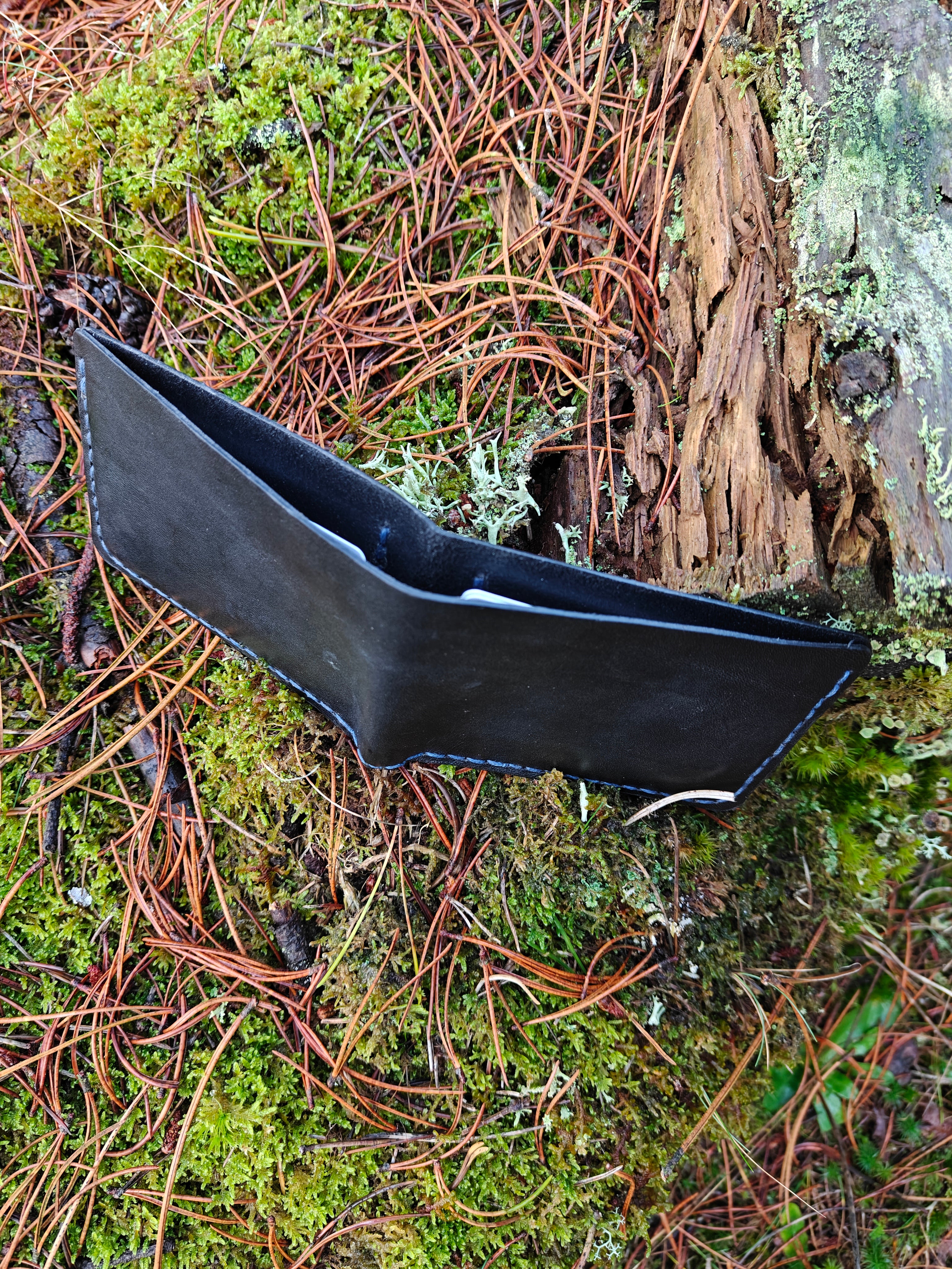 Håndlavet læderpung – kompakt og funktionel.