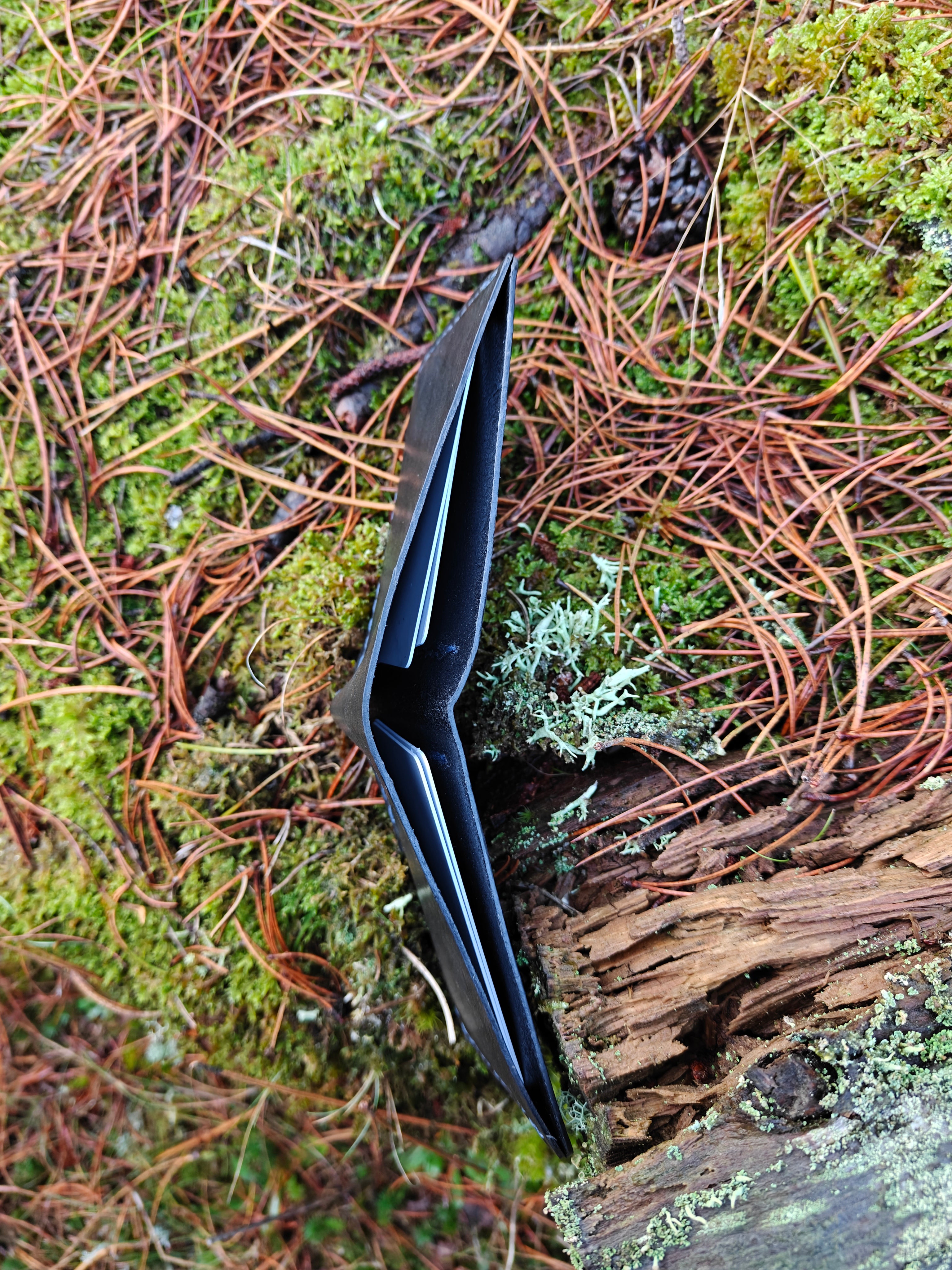 Håndlavet læderpung – kompakt og funktionel.