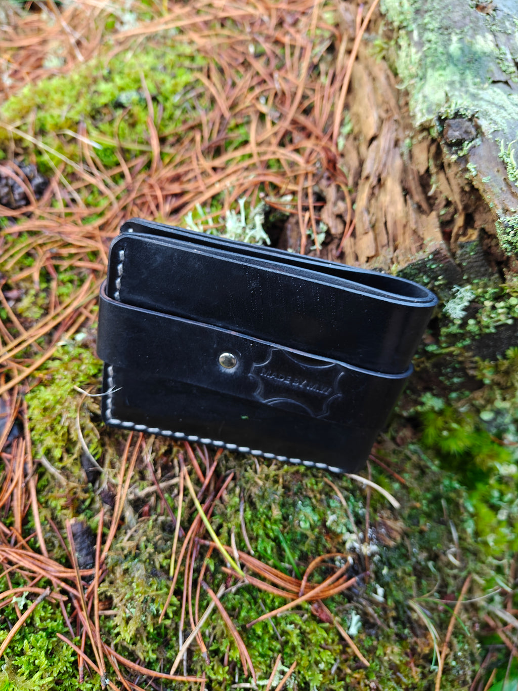 Håndlavet læderpung med udvendig lukning – robust og kompakt.