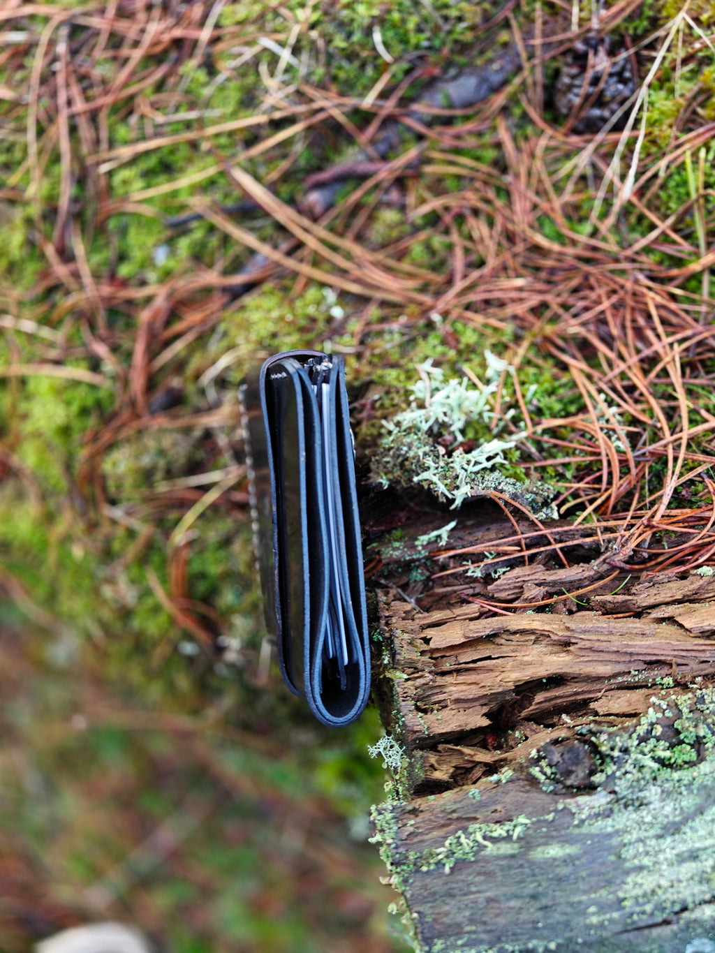 Håndlavet læderpung med udvendig lukning – robust og kompakt.