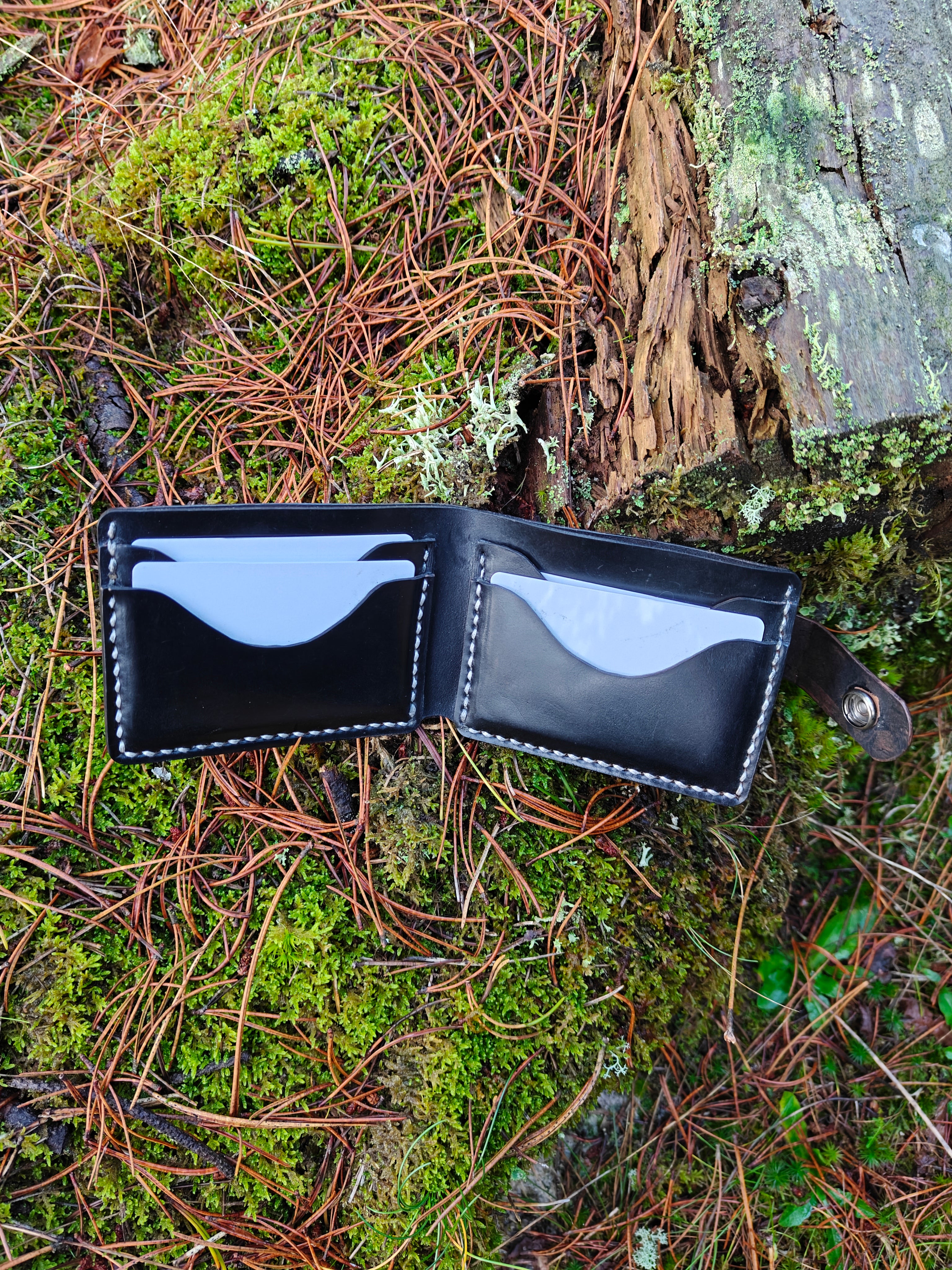 Håndlavet læderpung med udvendig lukning – robust og kompakt.