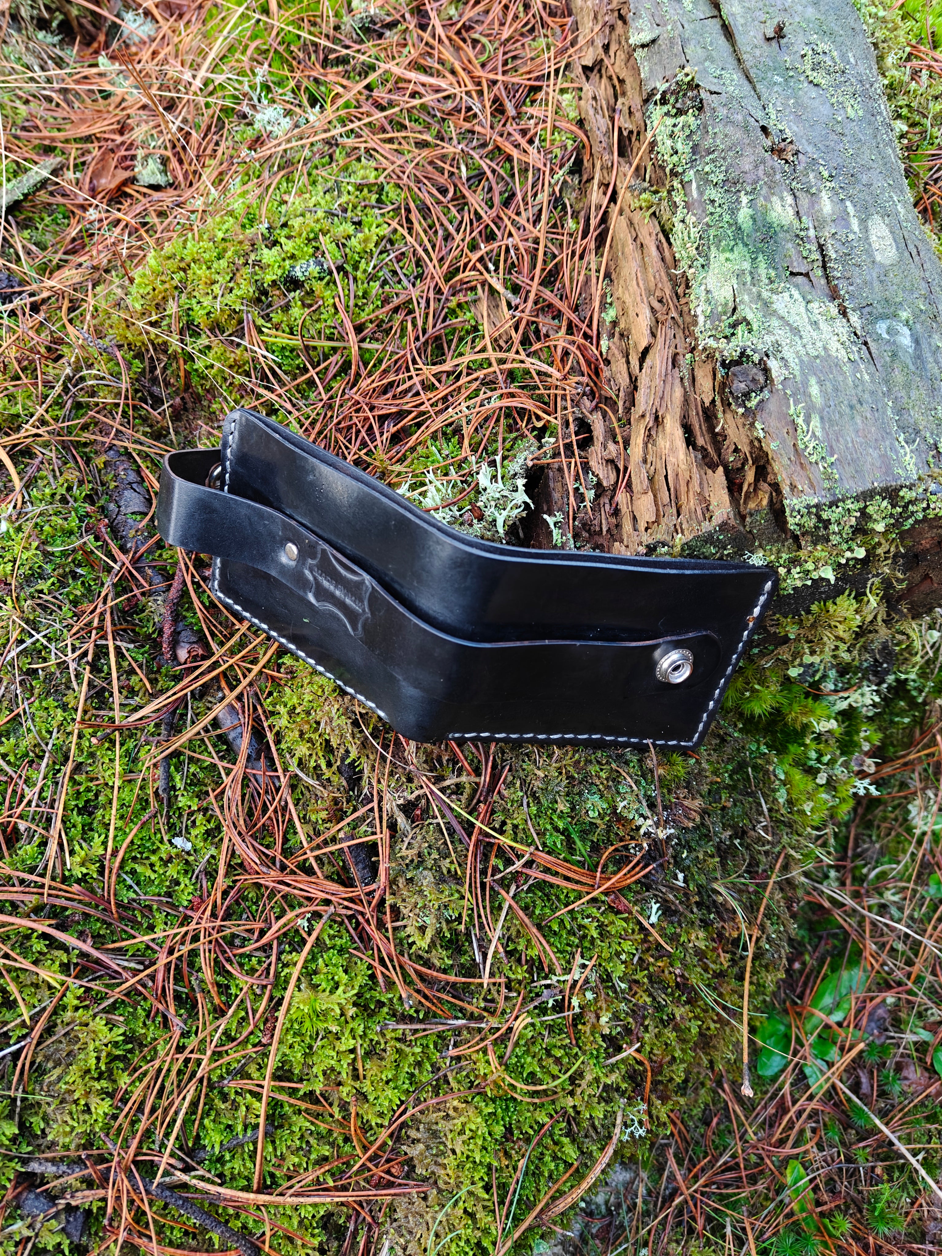 Håndlavet læderpung med udvendig lukning – robust og kompakt.