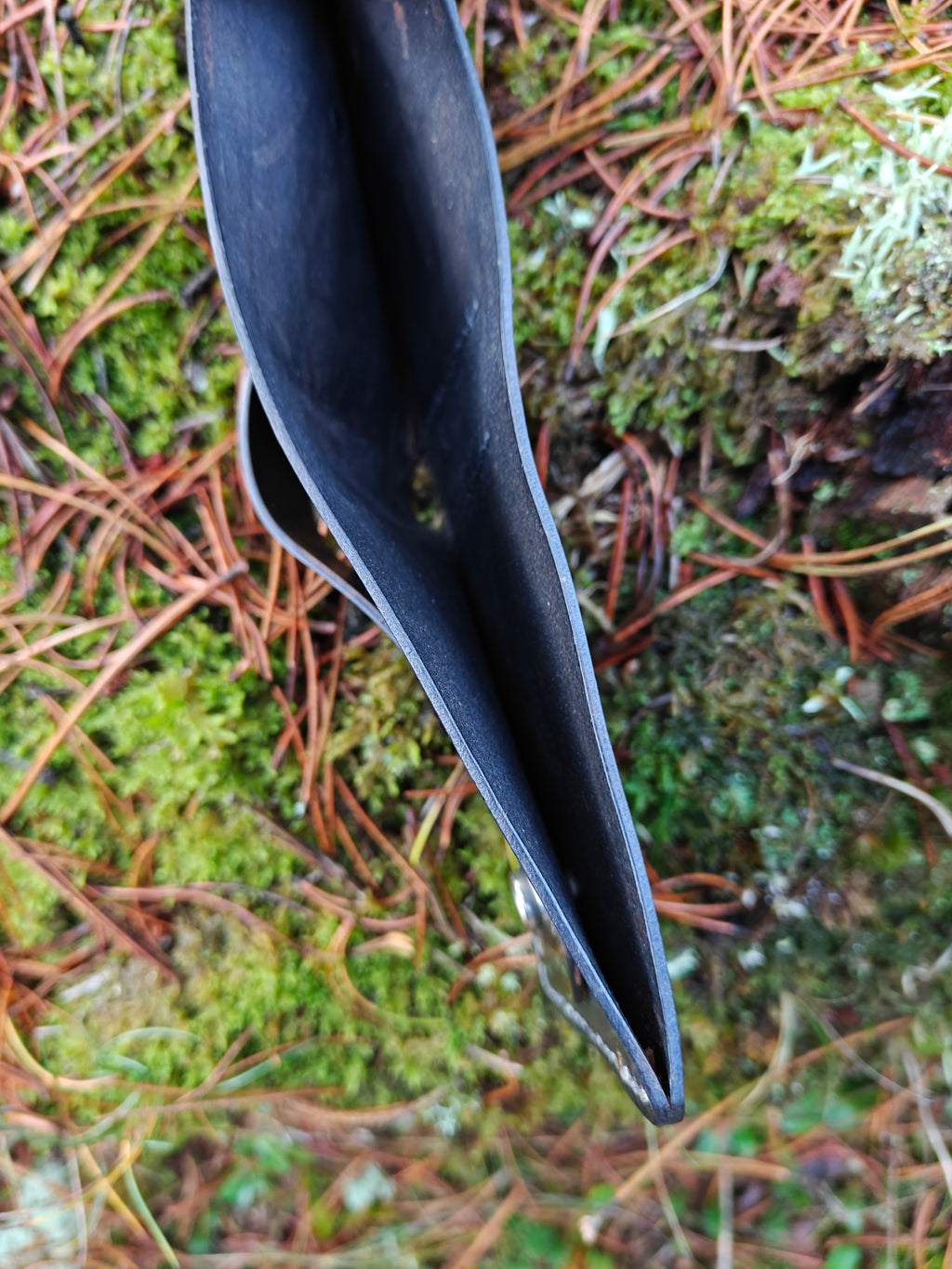 Håndlavet læderpung med udvendig lukning – robust og kompakt.