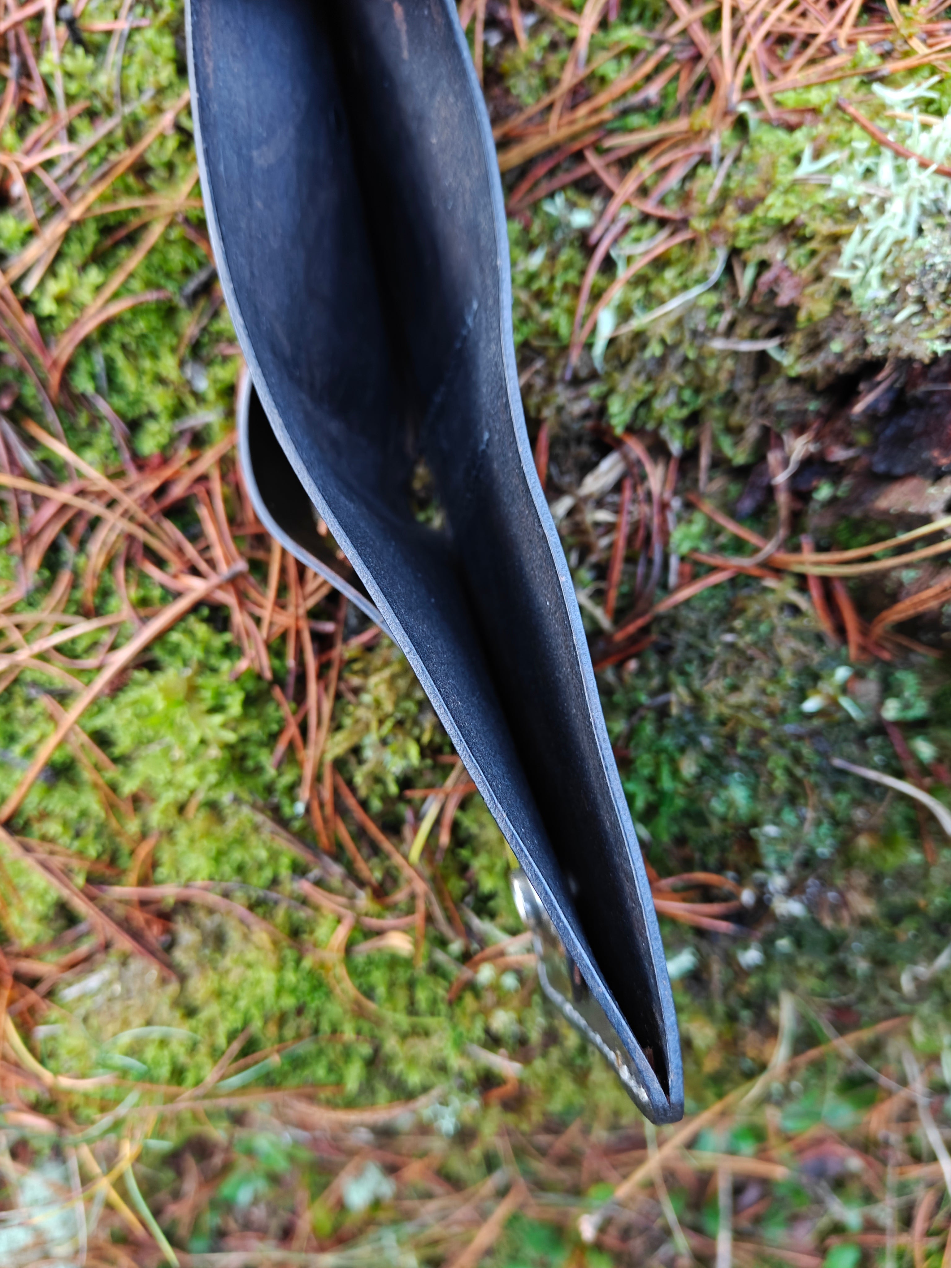 Håndlavet læderpung med udvendig lukning – robust og kompakt.