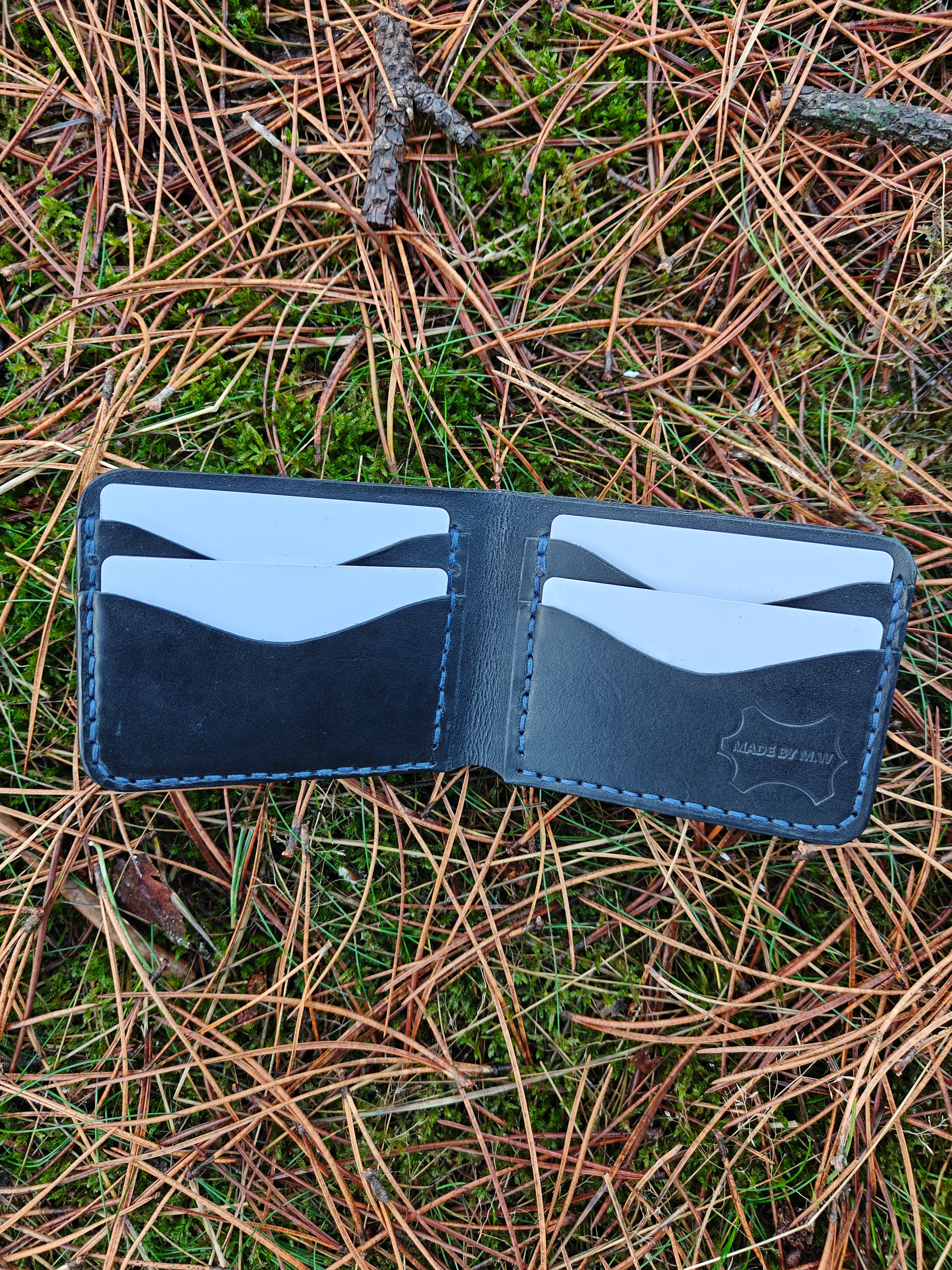 Håndlavet læderpung – kompakt og funktionel.