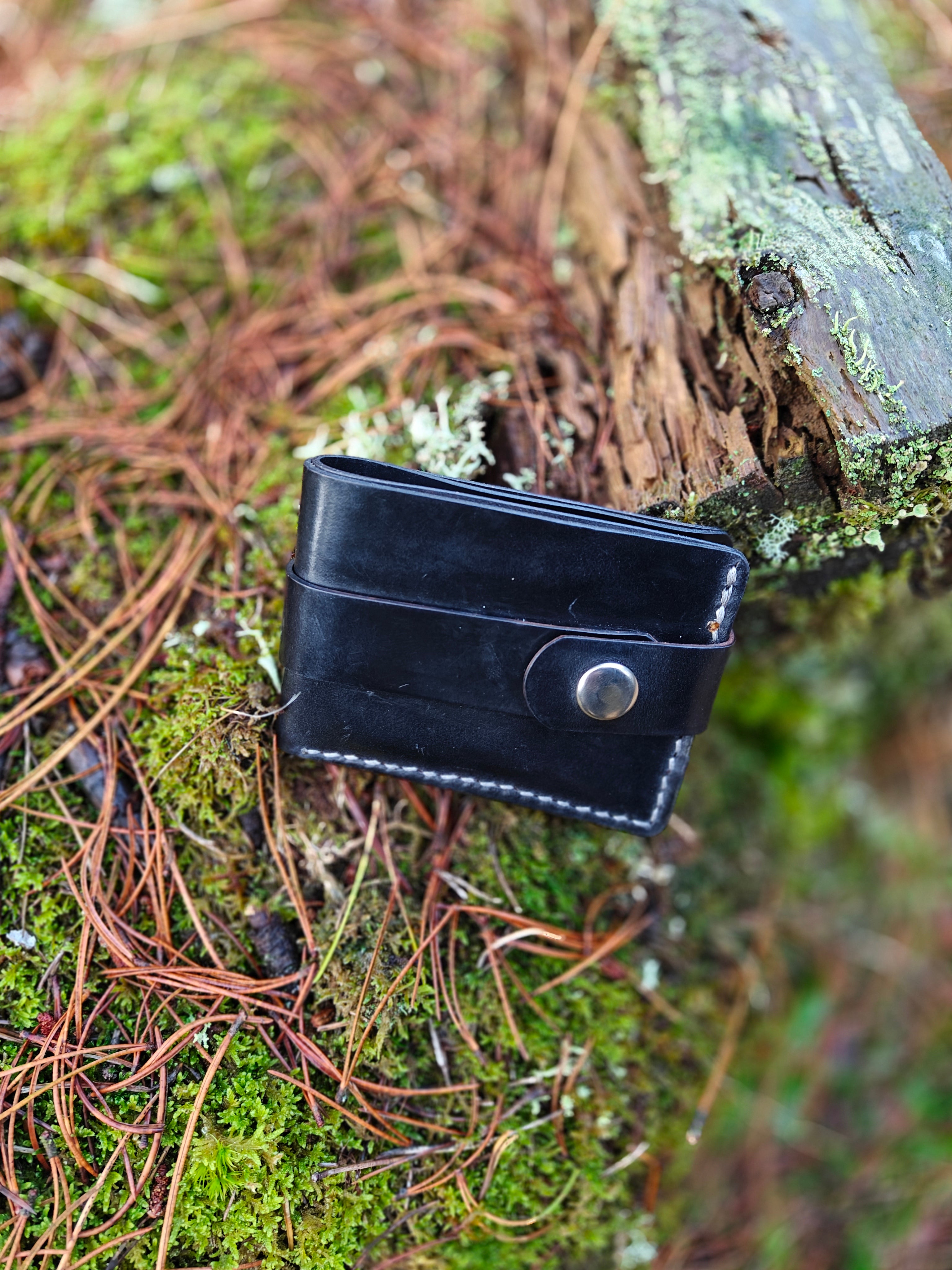 Håndlavet læderpung med udvendig lukning – robust og kompakt.